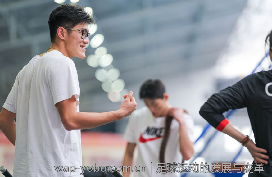 足球运动的发展与变革